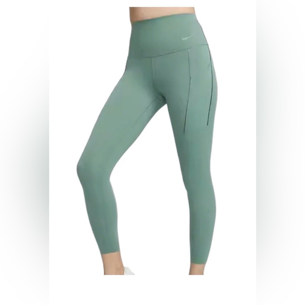 NWOT - Nike Universa high-waisted 7/8 leggings. Size M